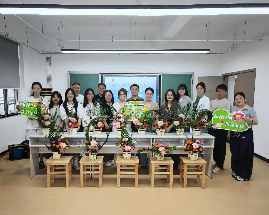 我校组织资深花艺师资团队走进常州市第一人民医院开展艺术插花培训活动